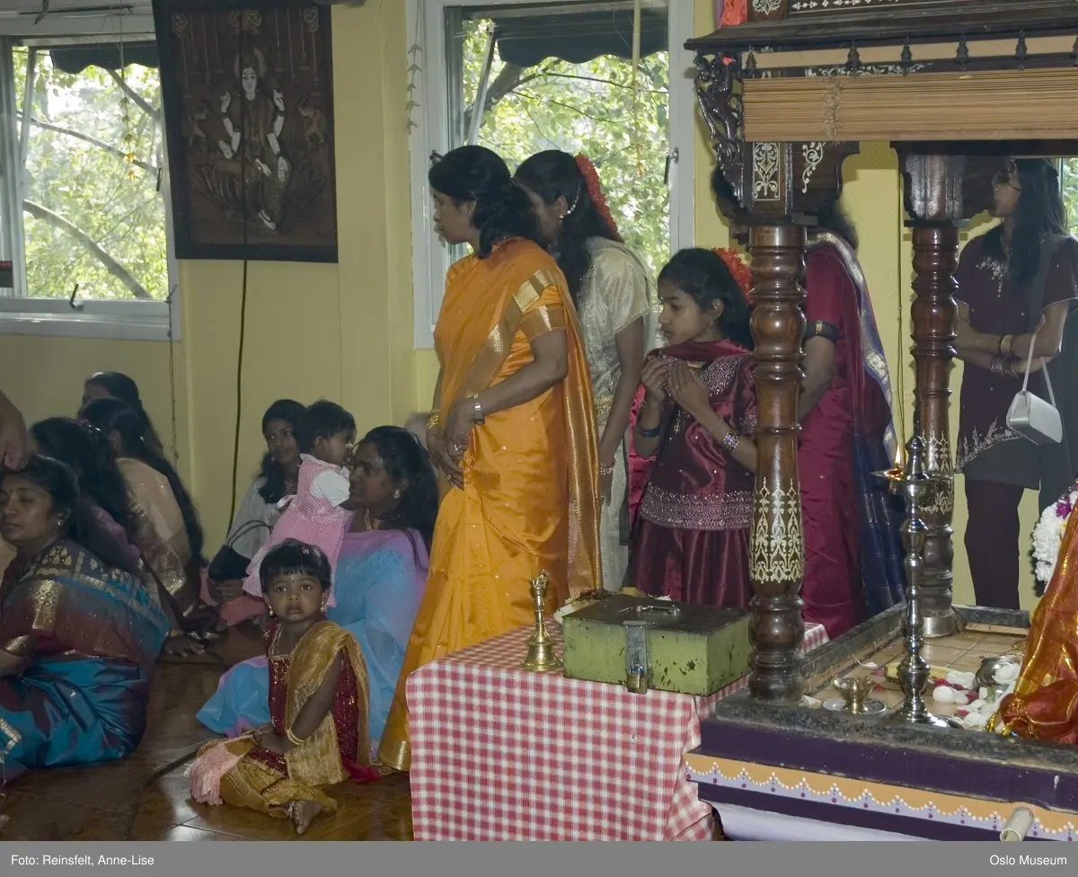 Hinduisme, Sivasubramanyar Alyam, tempel, Tiruvela, badefest, mann, kvinne, barn, vann, skog, marka, parasoller, mat, guder, røkelse, alter, lys