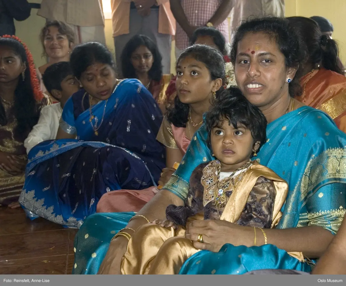 Hinduisme, Sivasubramanyar Alyam, tempel, Tiruvela, badefest, mann, kvinne, barn, vann, skog, marka, parasoller, mat, guder, røkelse, alter, lys