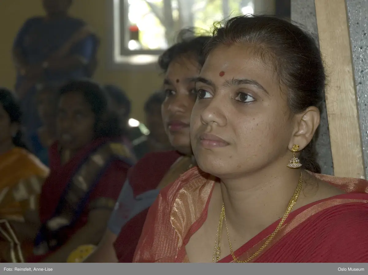Hinduisme, Sivasubramanyar Alyam, tempel, Tiruvela, badefest, mann, kvinne, barn, vann, skog, marka, parasoller, mat, guder, røkelse, alter, lys