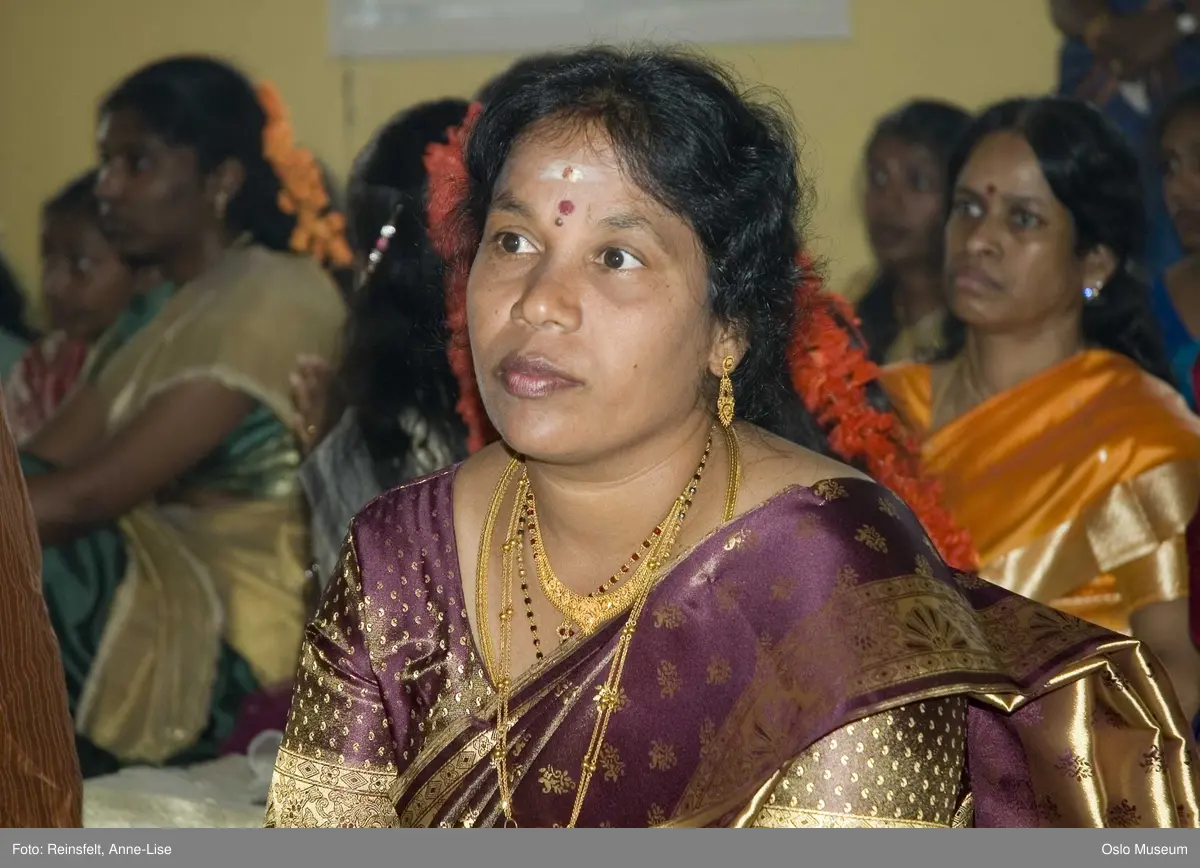 Hinduisme, Sivasubramanyar Alyam, tempel, Tiruvela, badefest, mann, kvinne, barn, vann, skog, marka, parasoller, mat, guder, røkelse, alter, lys