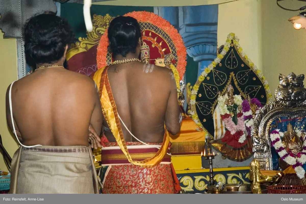 Hinduisme, Sivasubramanyar Alyam, tempel, Tiruvela, badefest, mann, kvinne, barn, vann, skog, marka, parasoller, mat, guder, røkelse, alter, lys
