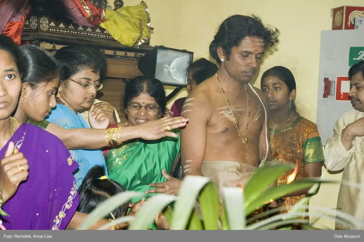 Hinduisme, Sivasubramanyar Alyam, tempel, Tiruvela, badefest, mann, kvinne, barn, vann, skog, marka, parasoller, mat, guder, røkelse, alter, lys