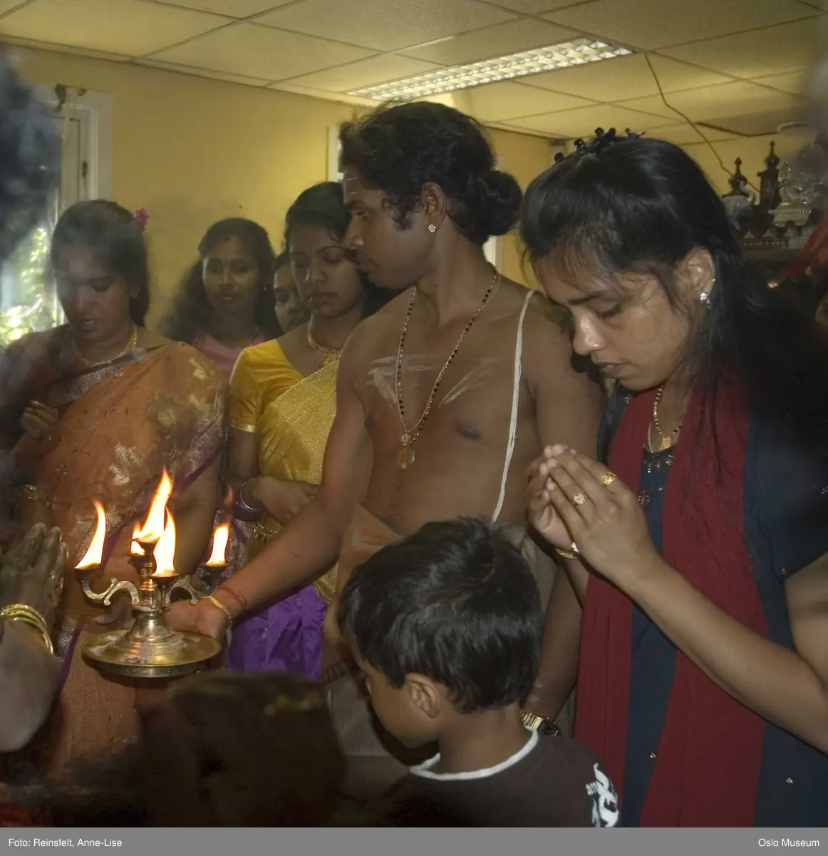 Hinduisme, Sivasubramanyar Alyam, tempel, Tiruvela, badefest, mann, kvinne, barn, vann, skog, marka, parasoller, mat, guder, røkelse, alter, lys