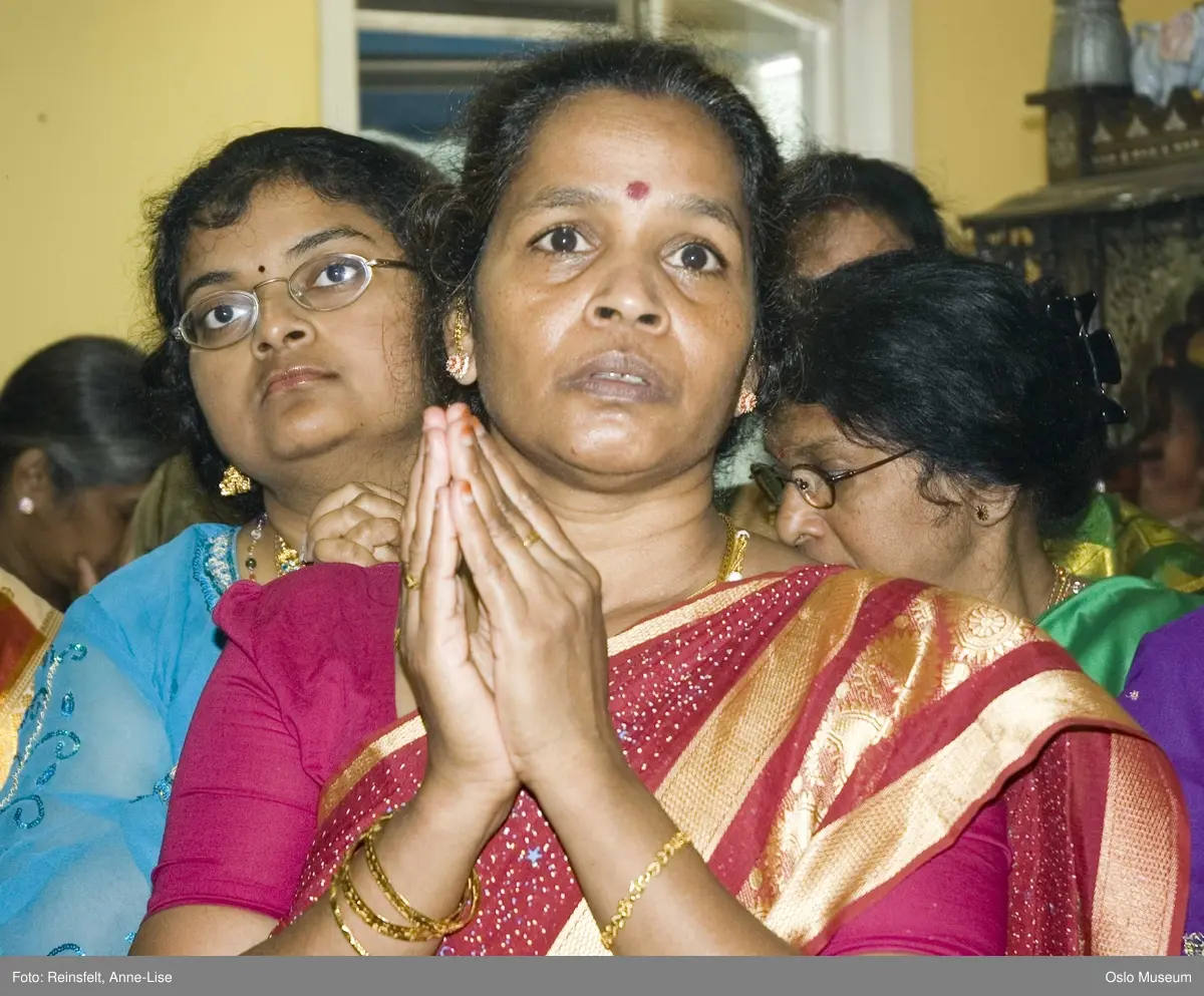 Hinduisme, Sivasubramanyar Alyam, tempel, Tiruvela, badefest, mann, kvinne, barn, vann, skog, marka, parasoller, mat, guder, røkelse, alter, lys