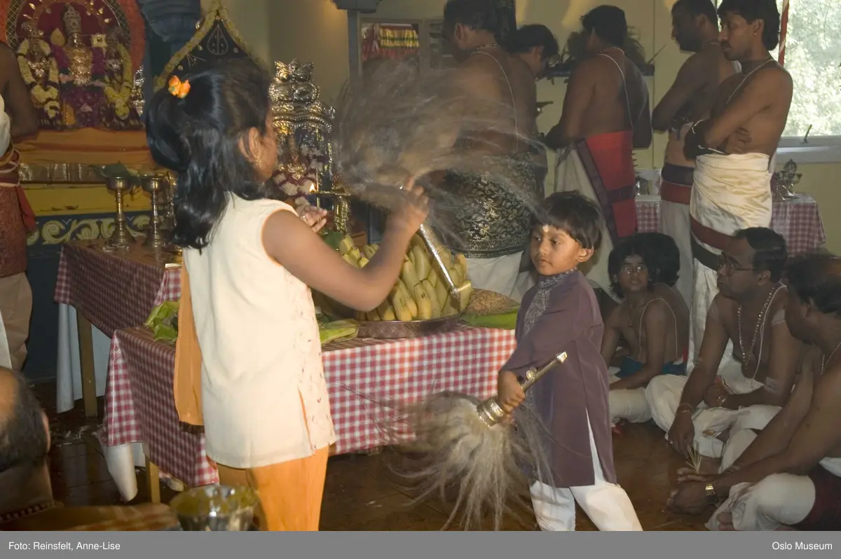 Hinduisme, Sivasubramanyar Alyam, tempel, Tiruvela, badefest, mann, kvinne, barn, vann, skog, marka, parasoller, mat, guder, røkelse, alter, lys