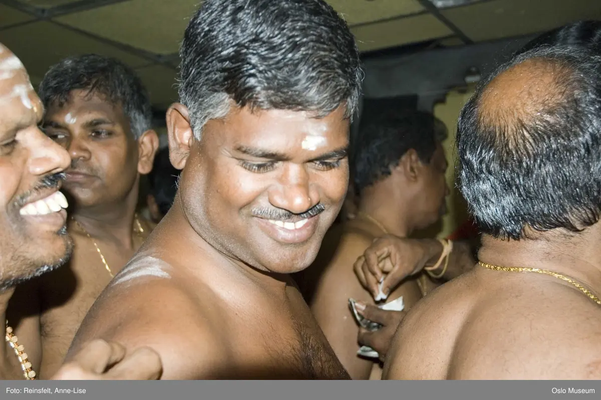 Hinduisme, Sivasubramanyar Alyam, tempel, Tiruvela, badefest, mann, kvinne, barn, vann, skog, marka, parasoller, mat, guder, røkelse, alter, lys