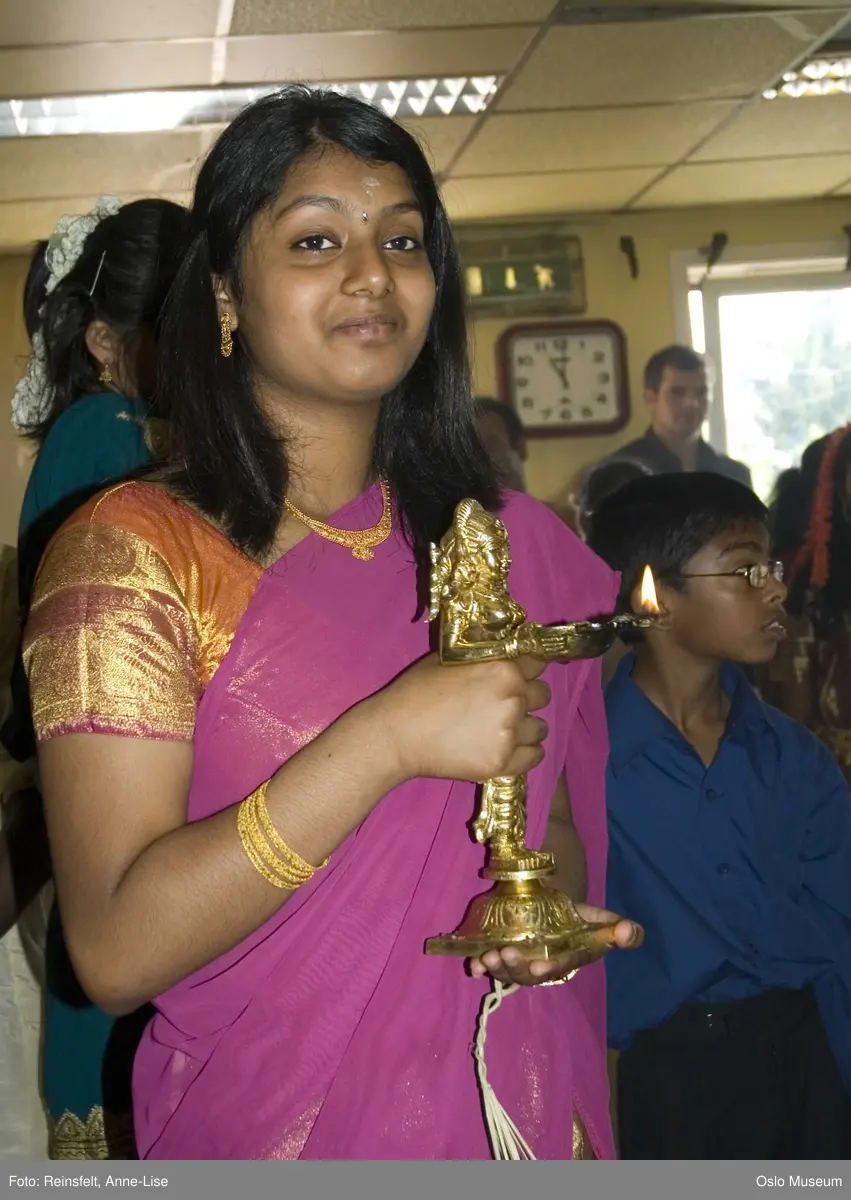 Hinduisme, Sivasubramanyar Alyam, tempel, Tiruvela, badefest, mann, kvinne, barn, vann, skog, marka, parasoller, mat, guder, røkelse, alter, lys
