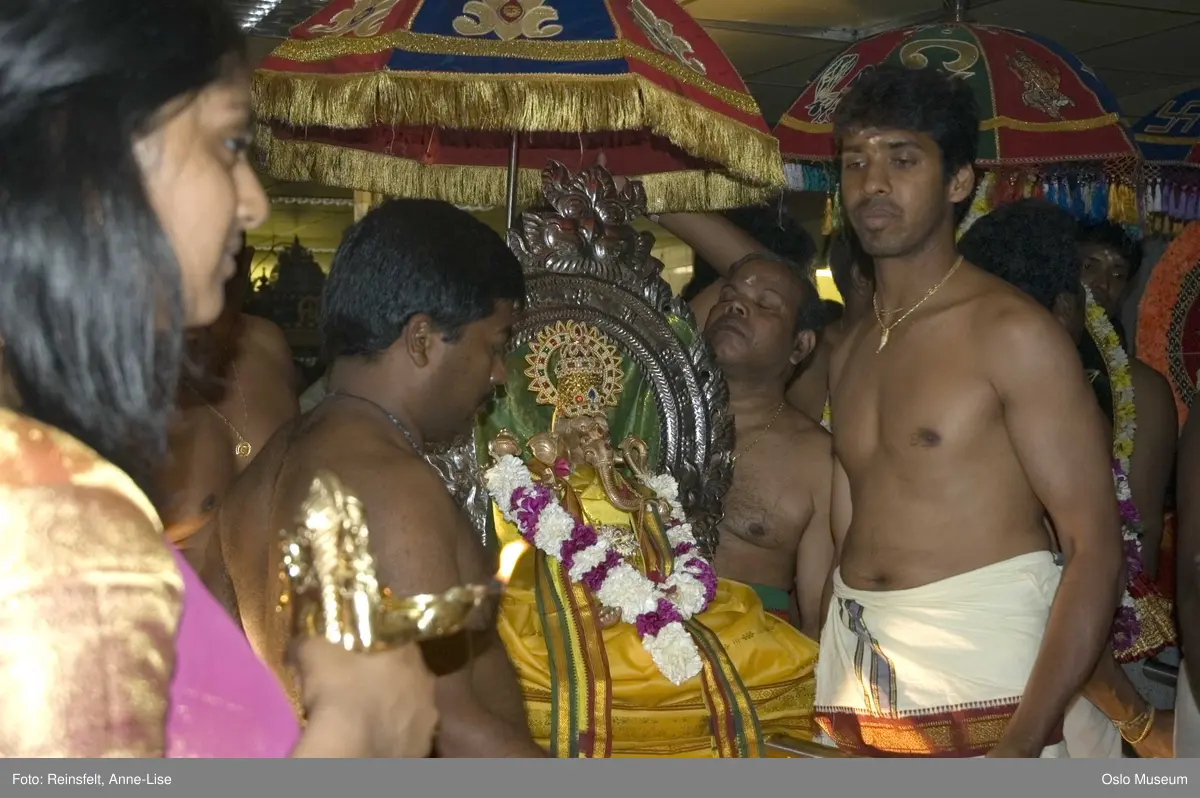 Hinduisme, Sivasubramanyar Alyam, tempel, Tiruvela, badefest, mann, kvinne, barn, vann, skog, marka, parasoller, mat, guder, røkelse, alter, lys