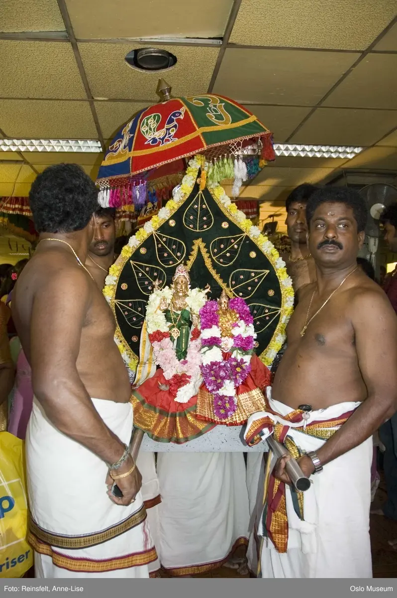 Hinduisme, Sivasubramanyar Alyam, tempel, Tiruvela, badefest, mann, kvinne, barn, vann, skog, marka, parasoller, mat, guder, røkelse, alter, lys