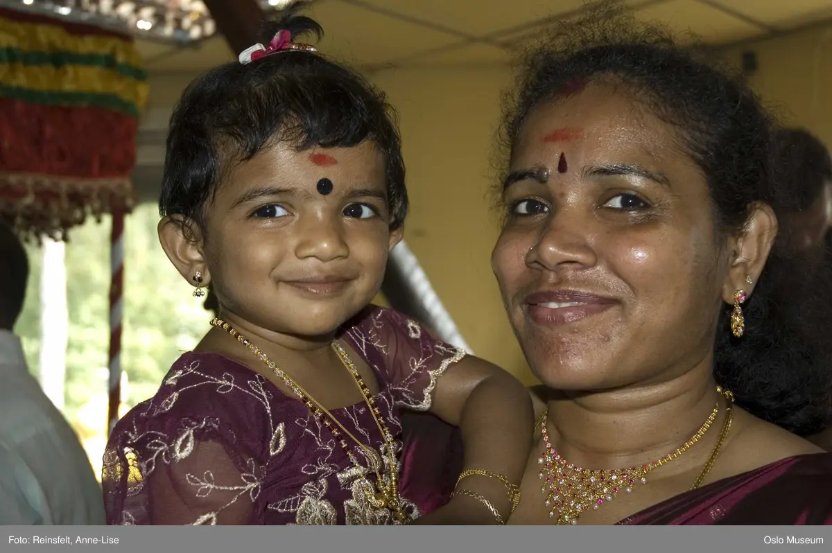 Hinduisme, Sivasubramanyar Alyam, tempel, Tiruvela, badefest, mann, kvinne, barn, vann, skog, marka, parasoller, mat, guder, røkelse, alter, lys