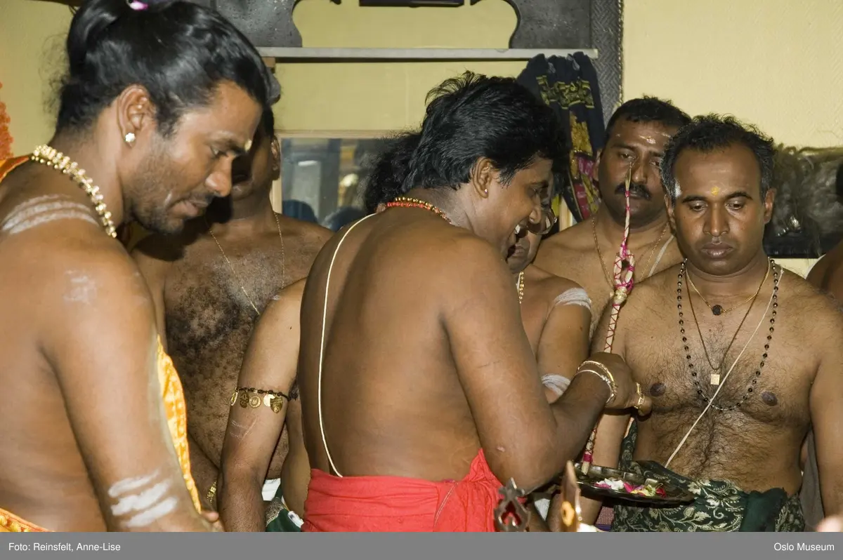 Hinduisme, Sivasubramanyar Alyam, tempel, Tiruvela, badefest, mann, kvinne, barn, vann, skog, marka, parasoller, mat, guder, røkelse, alter, lys