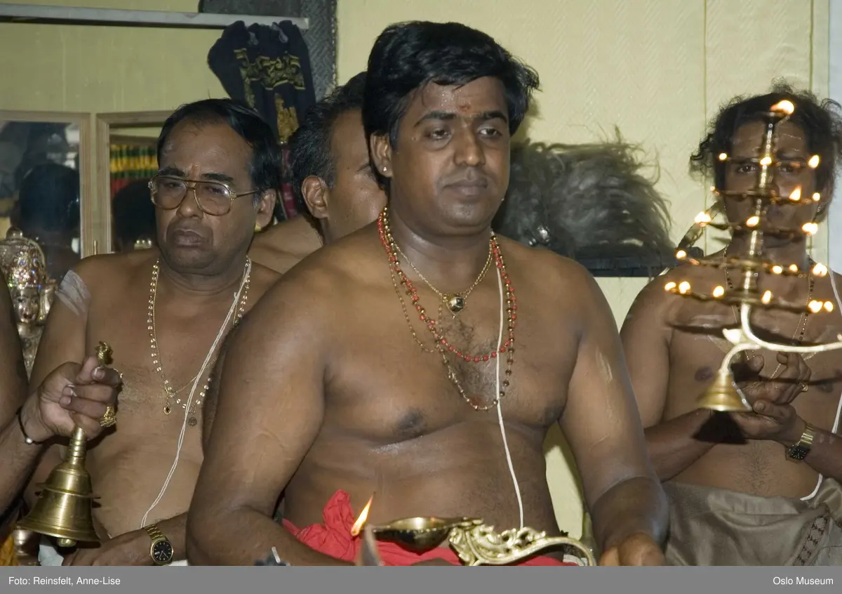 Hinduisme, Sivasubramanyar Alyam, tempel, Tiruvela, badefest, mann, kvinne, barn, vann, skog, marka, parasoller, mat, guder, røkelse, alter, lys