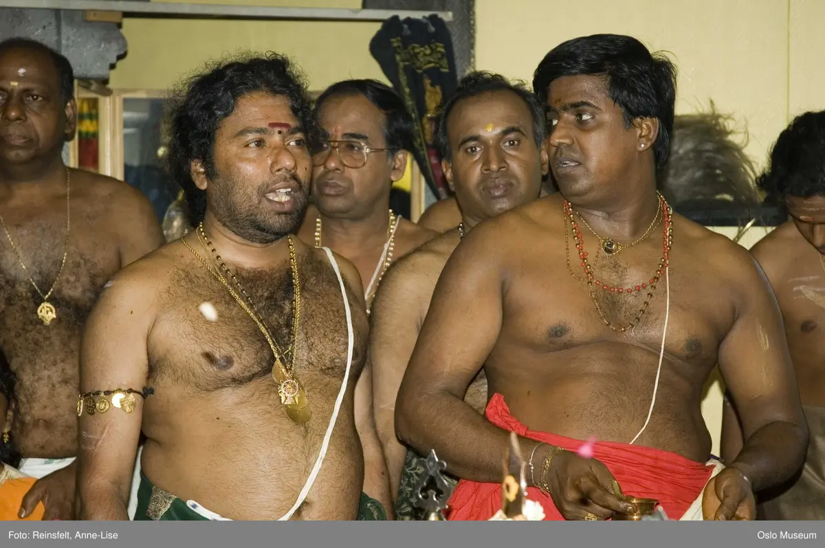 Hinduisme, Sivasubramanyar Alyam, tempel, Tiruvela, badefest, mann, kvinne, barn, vann, skog, marka, parasoller, mat, guder, røkelse, alter, lys