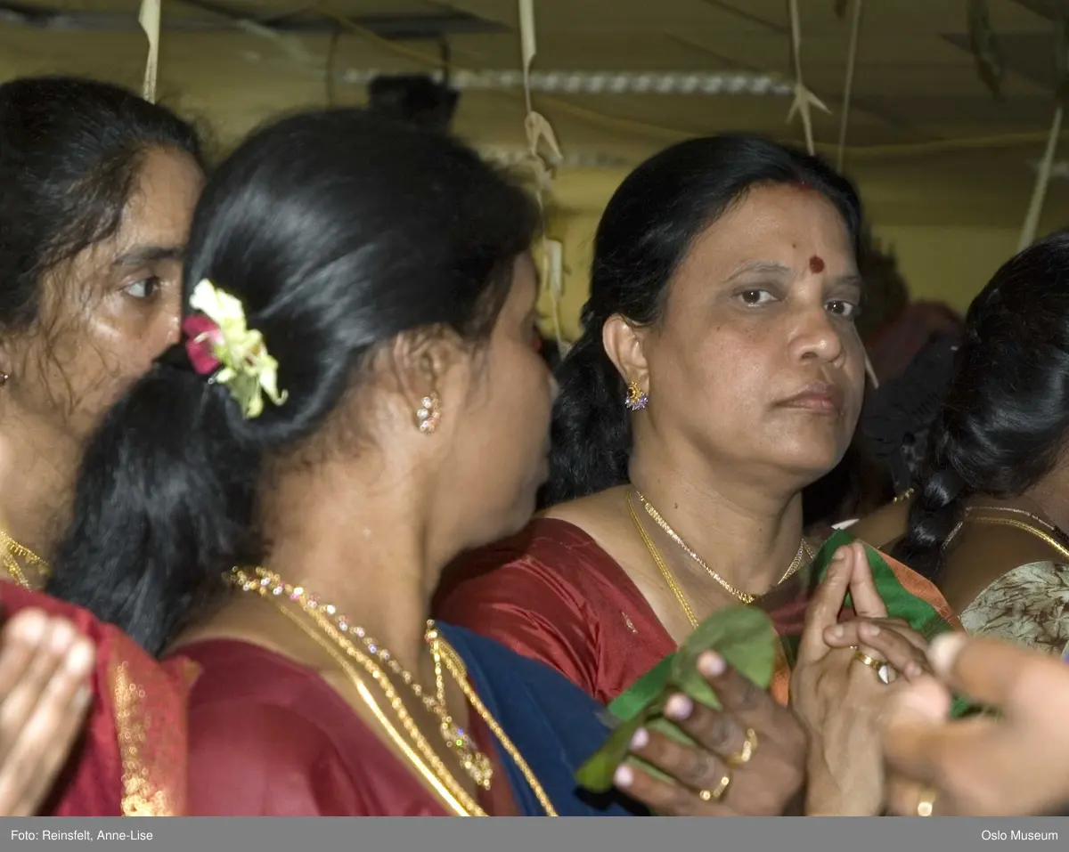 Hinduisme, Sivasubramanyar Alyam, tempel, Tiruvela, badefest, mann, kvinne, barn, vann, skog, marka, parasoller, mat, guder, røkelse, alter, lys