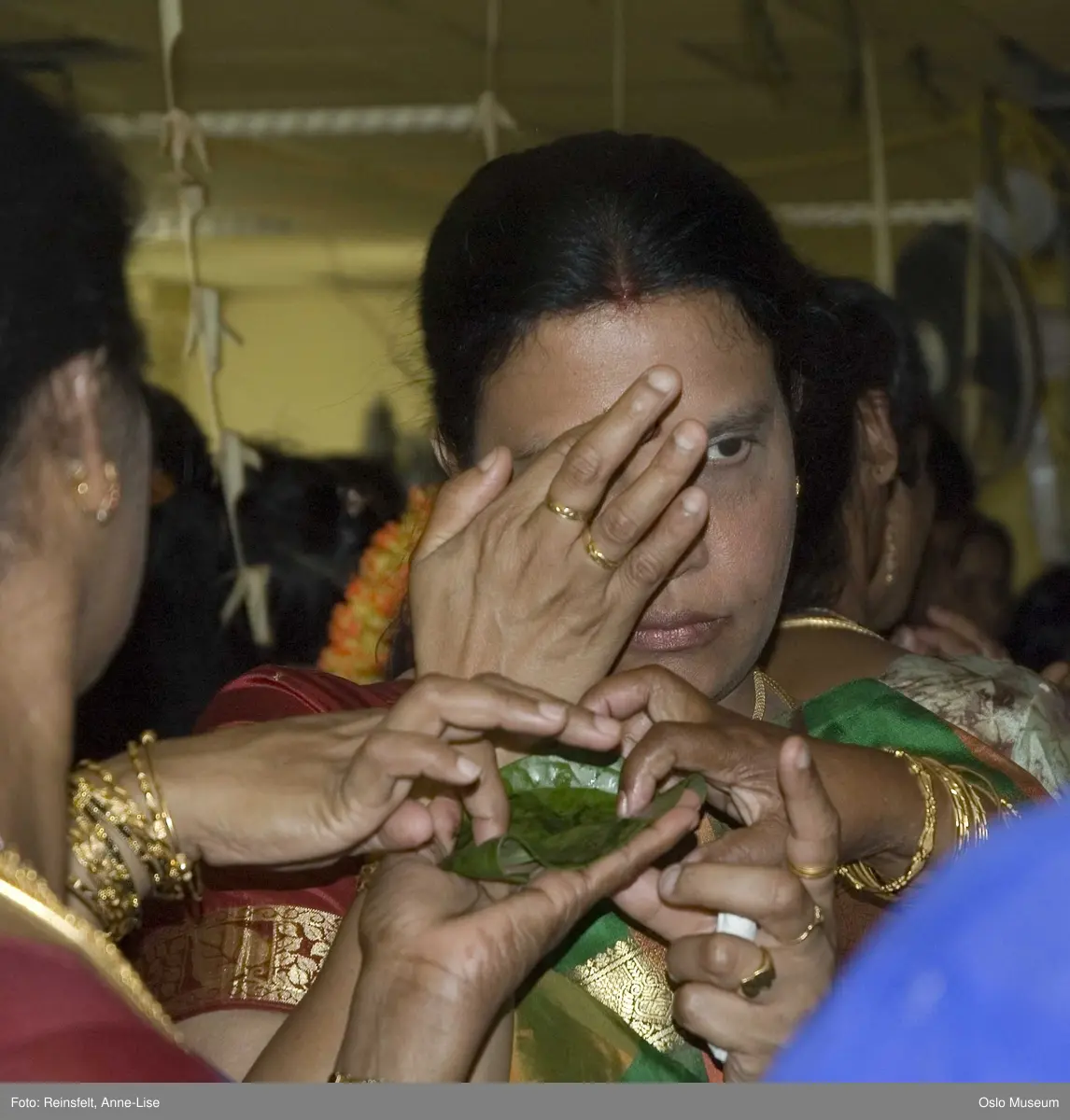 Hinduisme, Sivasubramanyar Alyam, tempel, Tiruvela, badefest, mann, kvinne, barn, vann, skog, marka, parasoller, mat, guder, røkelse, alter, lys