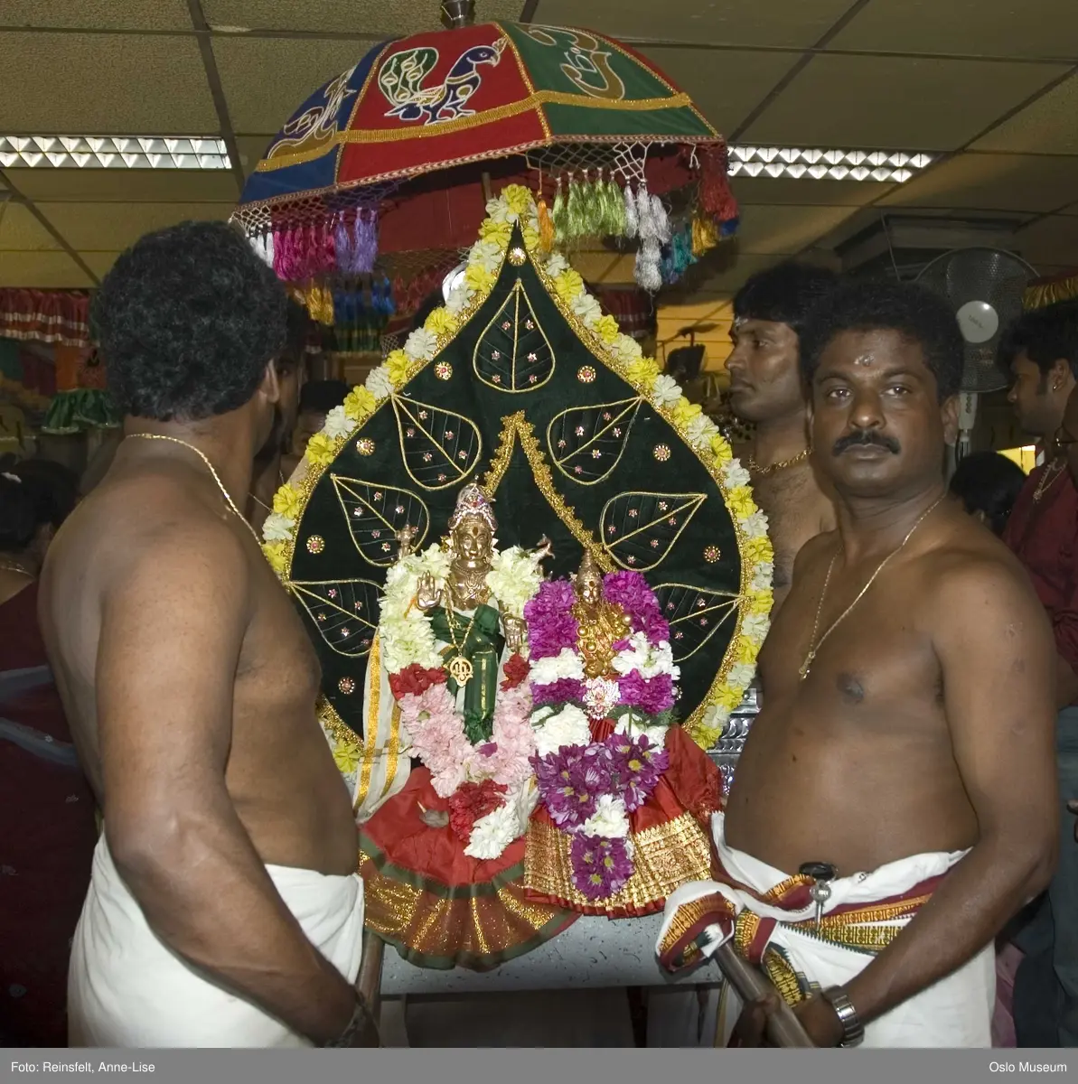 Hinduisme, Sivasubramanyar Alyam, tempel, Tiruvela, badefest, mann, kvinne, barn, vann, skog, marka, parasoller, mat, guder, røkelse, alter, lys