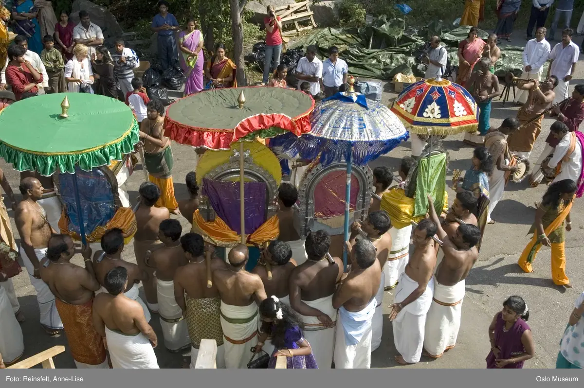 Hinduisme, Sivasubramanyar Alyam, tempel, Tiruvela, badefest, mann, kvinne, barn, vann, skog, marka, parasoller, mat, guder, røkelse, alter, lys