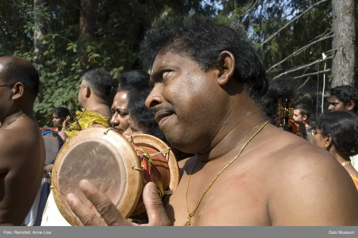 Hinduisme, Sivasubramanyar Alyam, tempel, Tiruvela, badefest, mann, kvinne, barn, vann, skog, marka, parasoller, mat, guder, røkelse, alter, lys