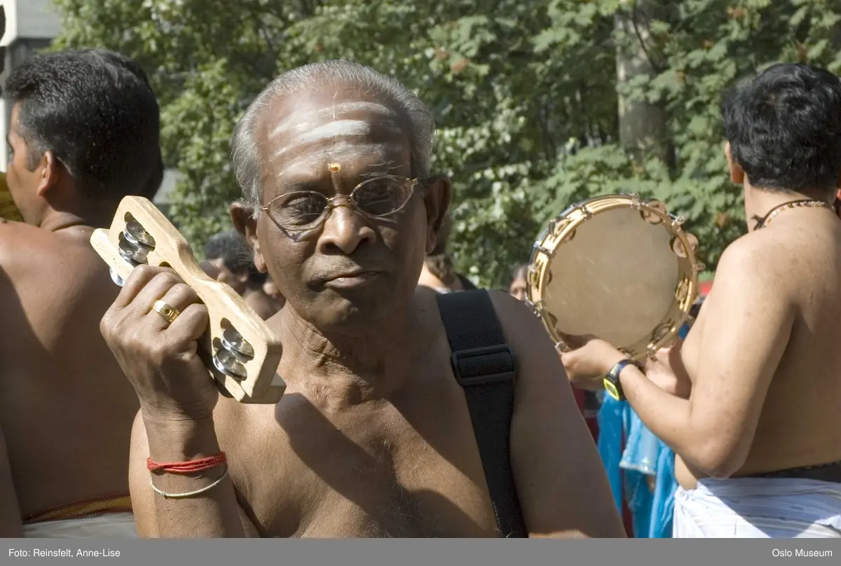 Hinduisme, Sivasubramanyar Alyam, tempel, Tiruvela, badefest, mann, kvinne, barn, vann, skog, marka, parasoller, mat, guder, røkelse, alter, lys