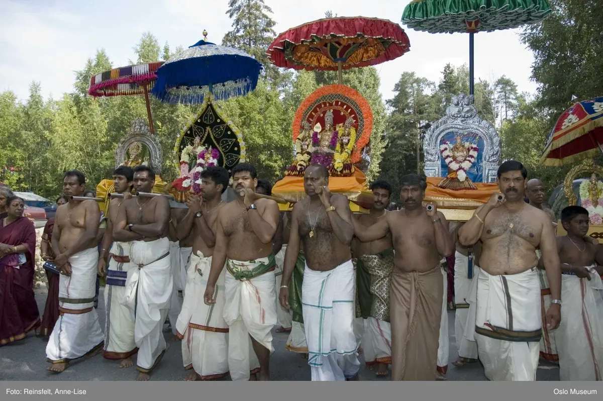 Hinduisme, Sivasubramanyar Alyam, tempel, Tiruvela, badefest, mann, kvinne, barn, vann, skog, marka, parasoller, mat, guder, røkelse, alter, lys