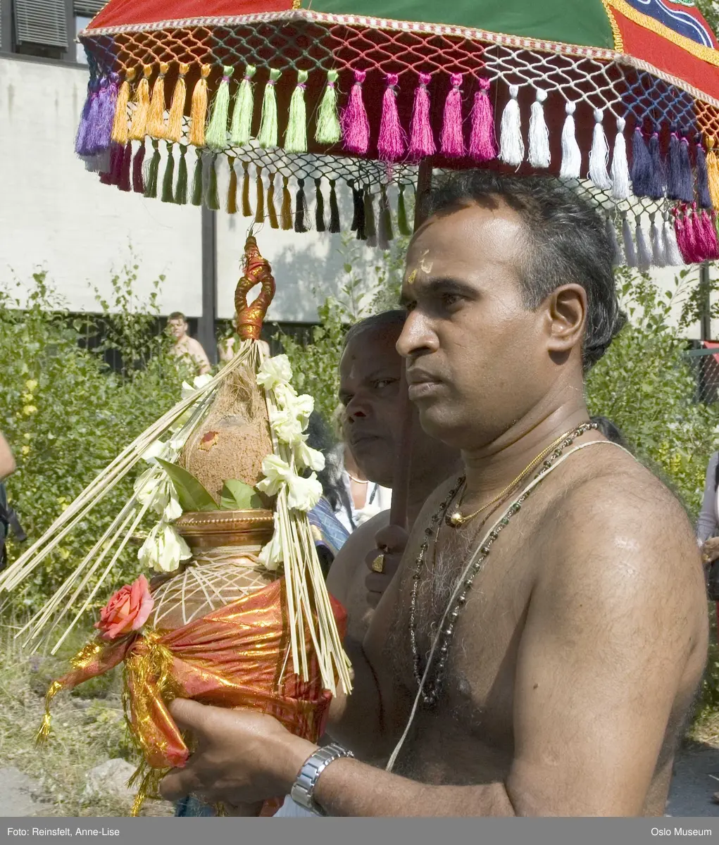 Hinduisme, Sivasubramanyar Alyam, tempel, Tiruvela, badefest, mann, kvinne, barn, vann, skog, marka, parasoller, mat, guder, røkelse, alter, lys