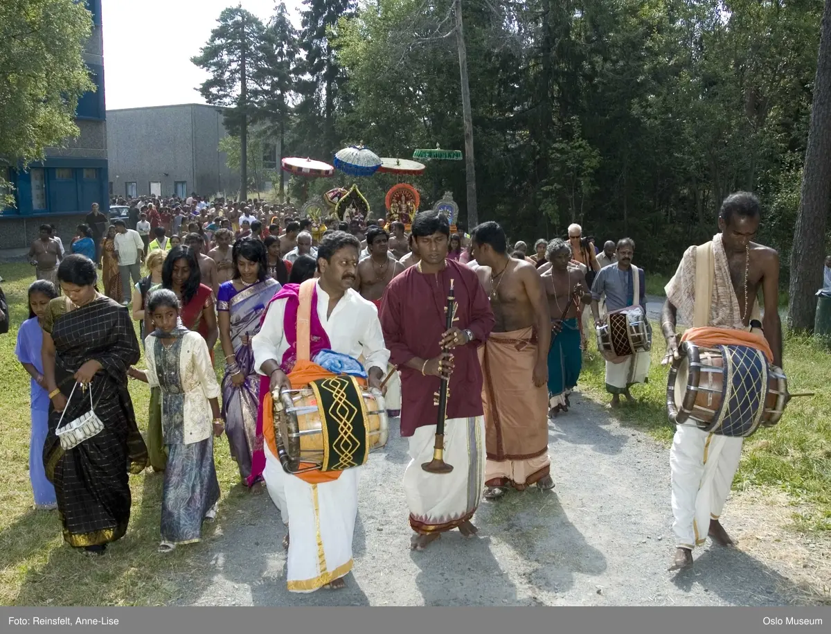 Hinduisme, Sivasubramanyar Alyam, tempel, Tiruvela, badefest, mann, kvinne, barn, vann, skog, marka, parasoller, mat, guder, røkelse, alter, lys