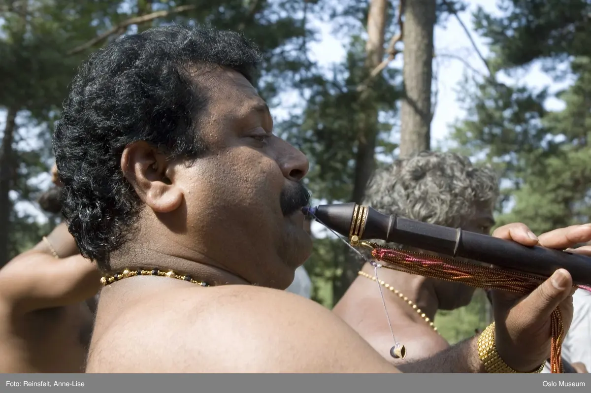 Hinduisme, Sivasubramanyar Alyam, tempel, Tiruvela, badefest, mann, kvinne, barn, vann, skog, marka, parasoller, mat, guder, røkelse, alter, lys