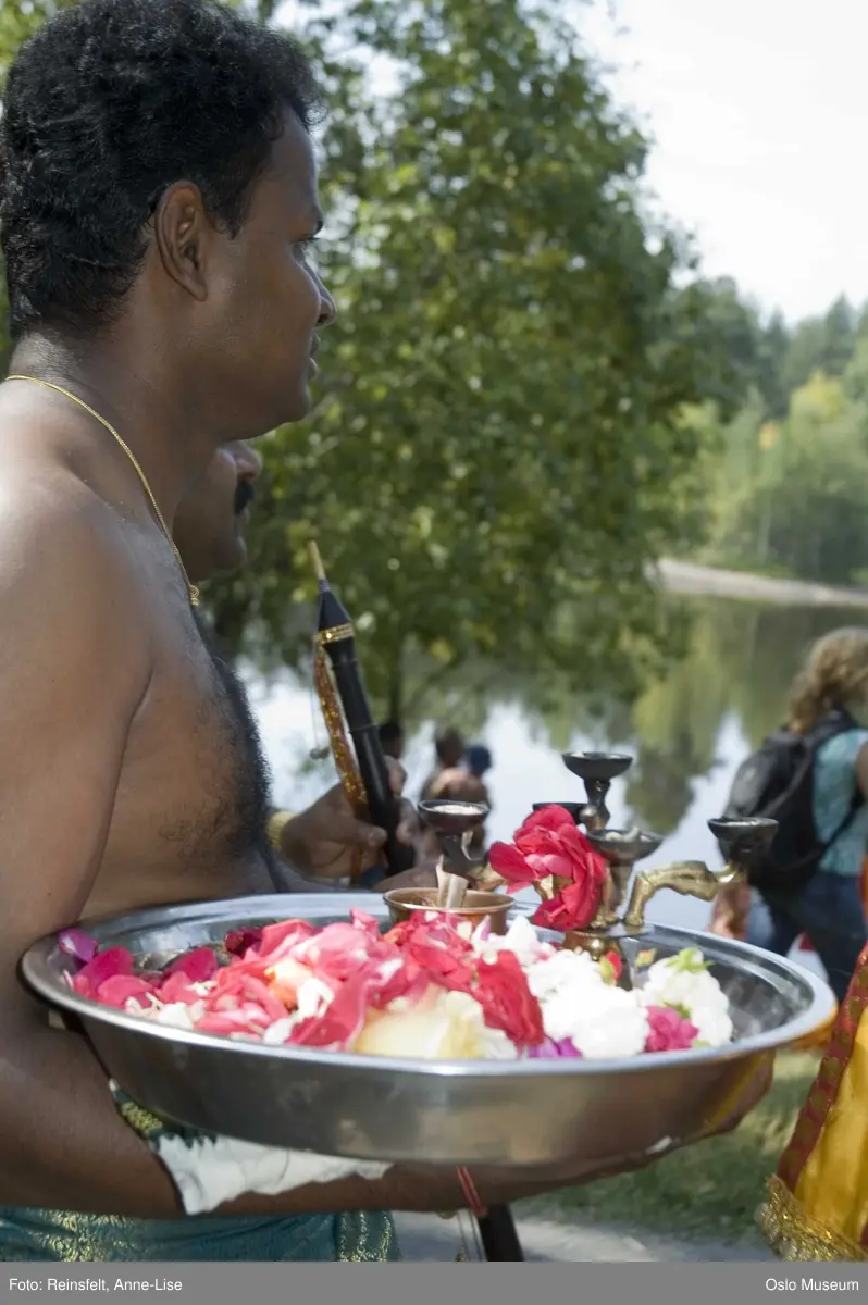Hinduisme, Sivasubramanyar Alyam, tempel, Tiruvela, badefest, mann, kvinne, barn, vann, skog, marka, parasoller, mat, guder, røkelse, alter, lys