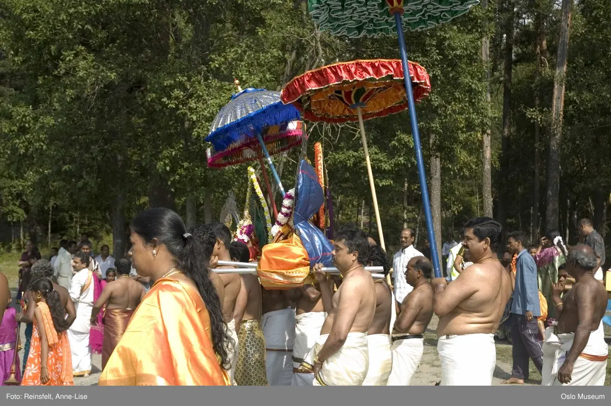 Hinduisme, Sivasubramanyar Alyam, tempel, Tiruvela, badefest, mann, kvinne, barn, vann, skog, marka, parasoller, mat, guder, røkelse, alter, lys