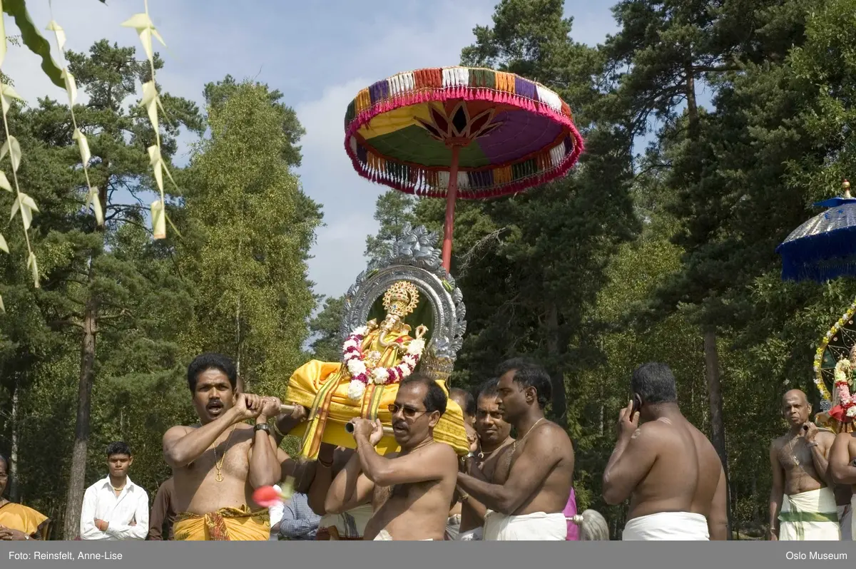 Hinduisme, Sivasubramanyar Alyam, tempel, Tiruvela, badefest, mann, kvinne, barn, vann, skog, marka, parasoller, mat, guder, røkelse, alter, lys
