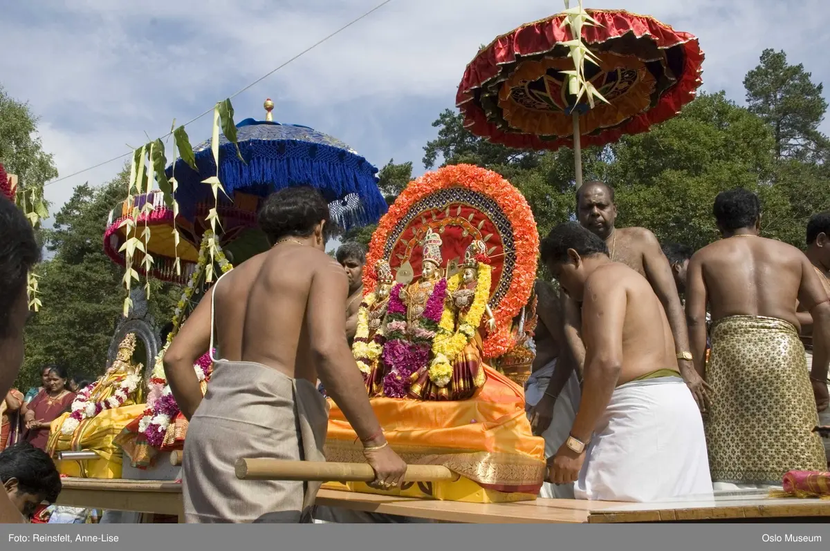 Hinduisme, Sivasubramanyar Alyam, tempel, Tiruvela, badefest, mann, kvinne, barn, vann, skog, marka, parasoller, mat, guder, røkelse, alter, lys