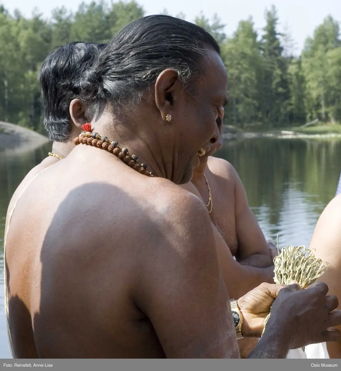 Hinduisme, Sivasubramanyar Alyam, tempel, Tiruvela, badefest, mann, kvinne, barn, vann, skog, marka, parasoller, mat, guder, røkelse, alter, lys