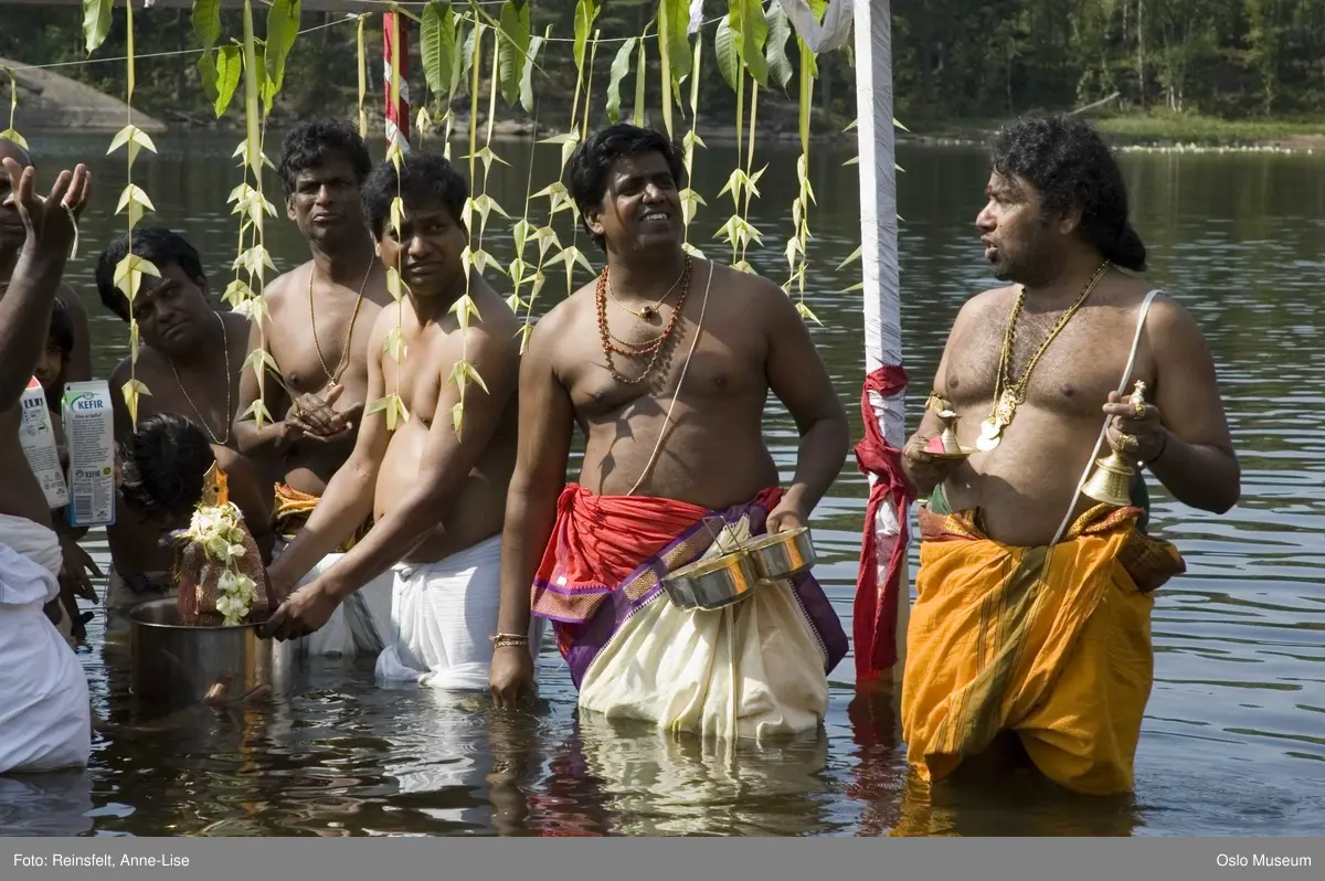Hinduisme, Sivasubramanyar Alyam, tempel, Tiruvela, badefest, mann, kvinne, barn, vann, skog, marka, parasoller, mat, guder, røkelse, alter, lys