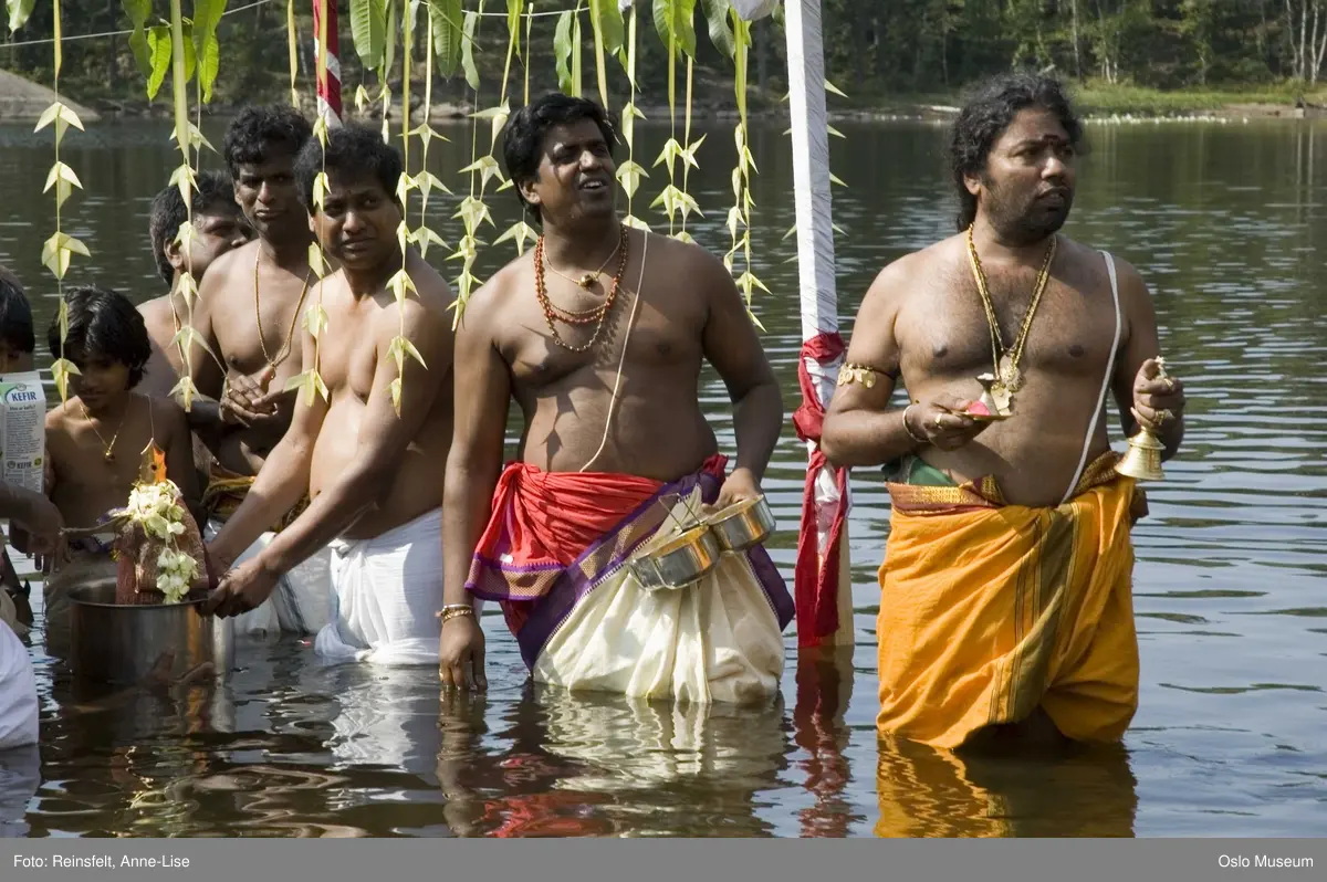 Hinduisme, Sivasubramanyar Alyam, tempel, Tiruvela, badefest, mann, kvinne, barn, vann, skog, marka, parasoller, mat, guder, røkelse, alter, lys
