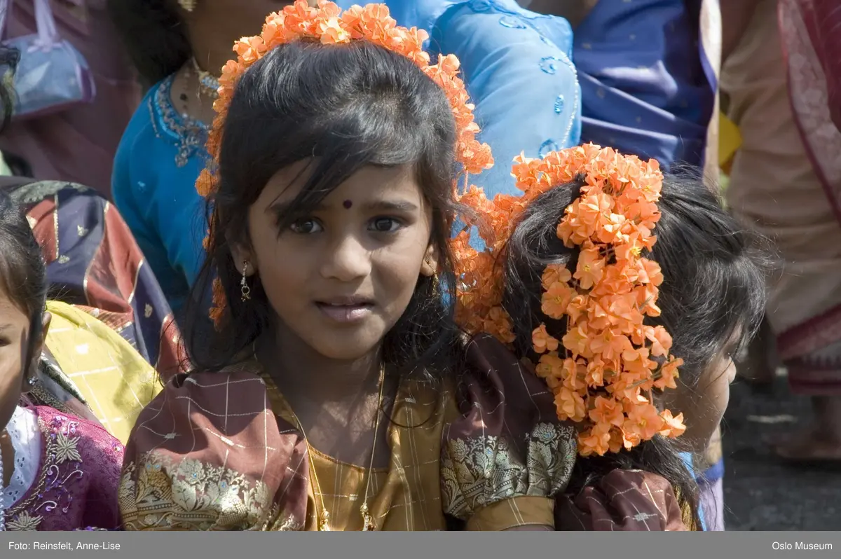 Hinduisme, Sivasubramanyar Alyam, tempel, Tiruvela, badefest, mann, kvinne, barn, vann, skog, marka, parasoller, mat, guder, røkelse, alter, lys