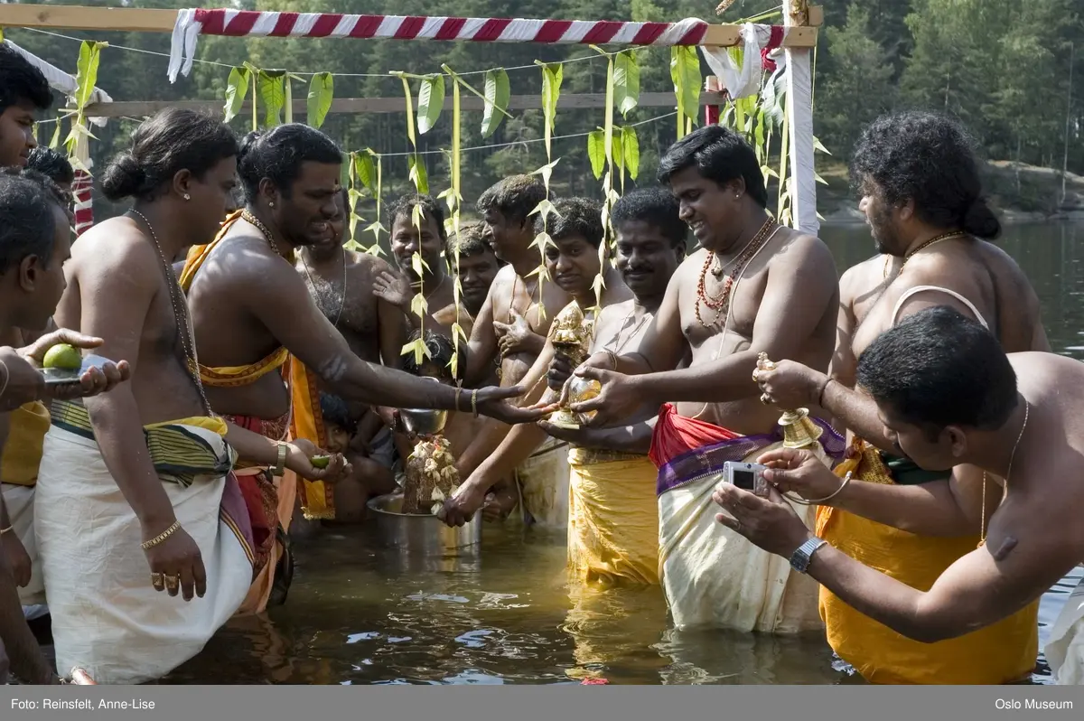 Hinduisme, Sivasubramanyar Alyam, tempel, Tiruvela, badefest, mann, kvinne, barn, vann, skog, marka, parasoller, mat, guder, røkelse, alter, lys