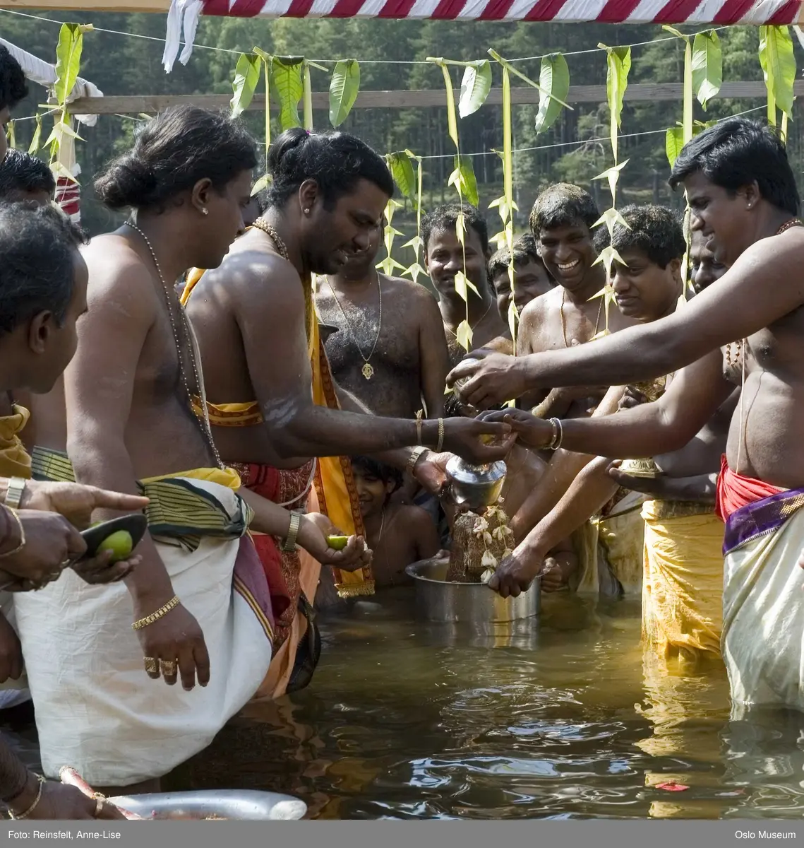 Hinduisme, Sivasubramanyar Alyam, tempel, Tiruvela, badefest, mann, kvinne, barn, vann, skog, marka, parasoller, mat, guder, røkelse, alter, lys