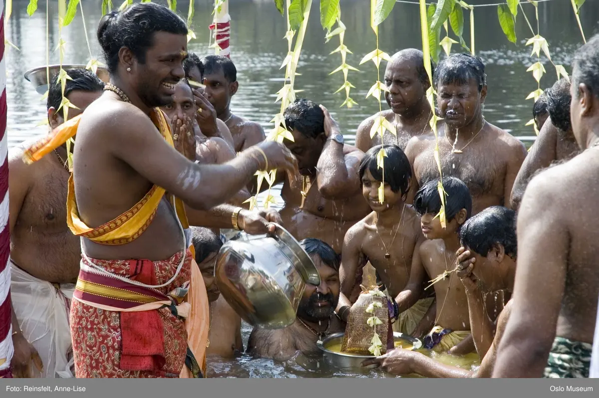 Hinduisme, Sivasubramanyar Alyam, tempel, Tiruvela, badefest, mann, kvinne, barn, vann, skog, marka, parasoller, mat, guder, røkelse, alter, lys