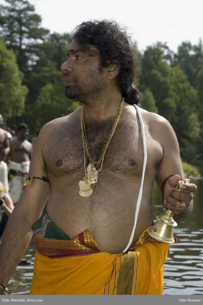 Hinduisme, Sivasubramanyar Alyam, tempel, Tiruvela, badefest, mann, kvinne, barn, vann, skog, marka, parasoller, mat, guder, røkelse, alter, lys