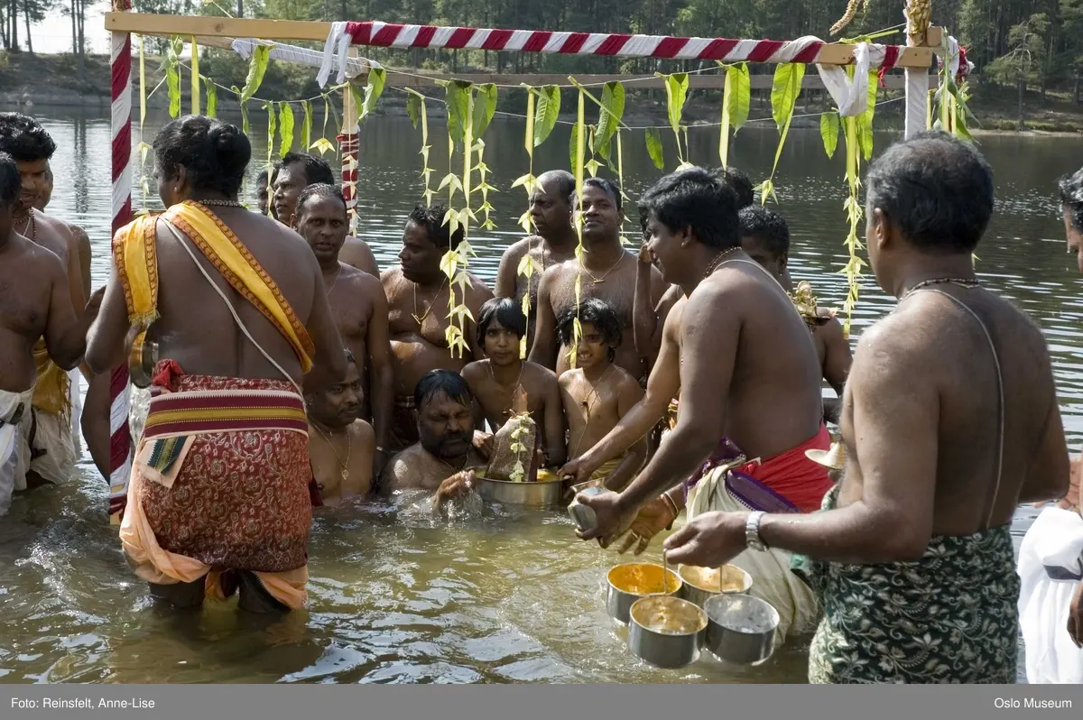 Hinduisme, Sivasubramanyar Alyam, tempel, Tiruvela, badefest, mann, kvinne, barn, vann, skog, marka, parasoller, mat, guder, røkelse, alter, lys