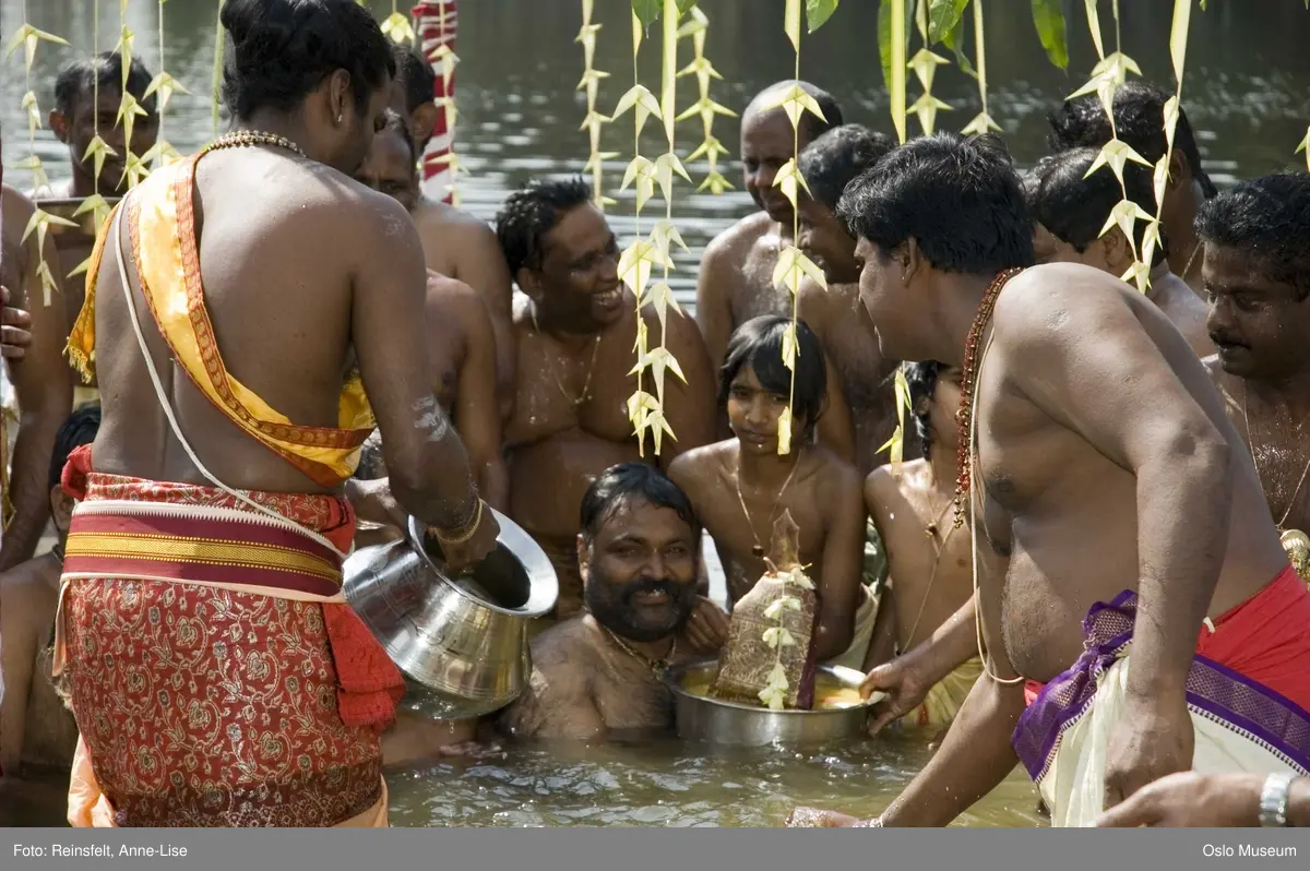 Hinduisme, Sivasubramanyar Alyam, tempel, Tiruvela, badefest, mann, kvinne, barn, vann, skog, marka, parasoller, mat, guder, røkelse, alter, lys