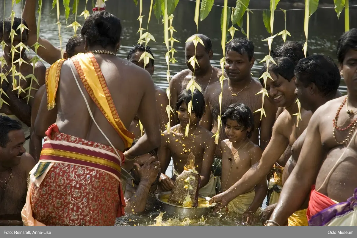 Hinduisme, Sivasubramanyar Alyam, tempel, Tiruvela, badefest, mann, kvinne, barn, vann, skog, marka, parasoller, mat, guder, røkelse, alter, lys