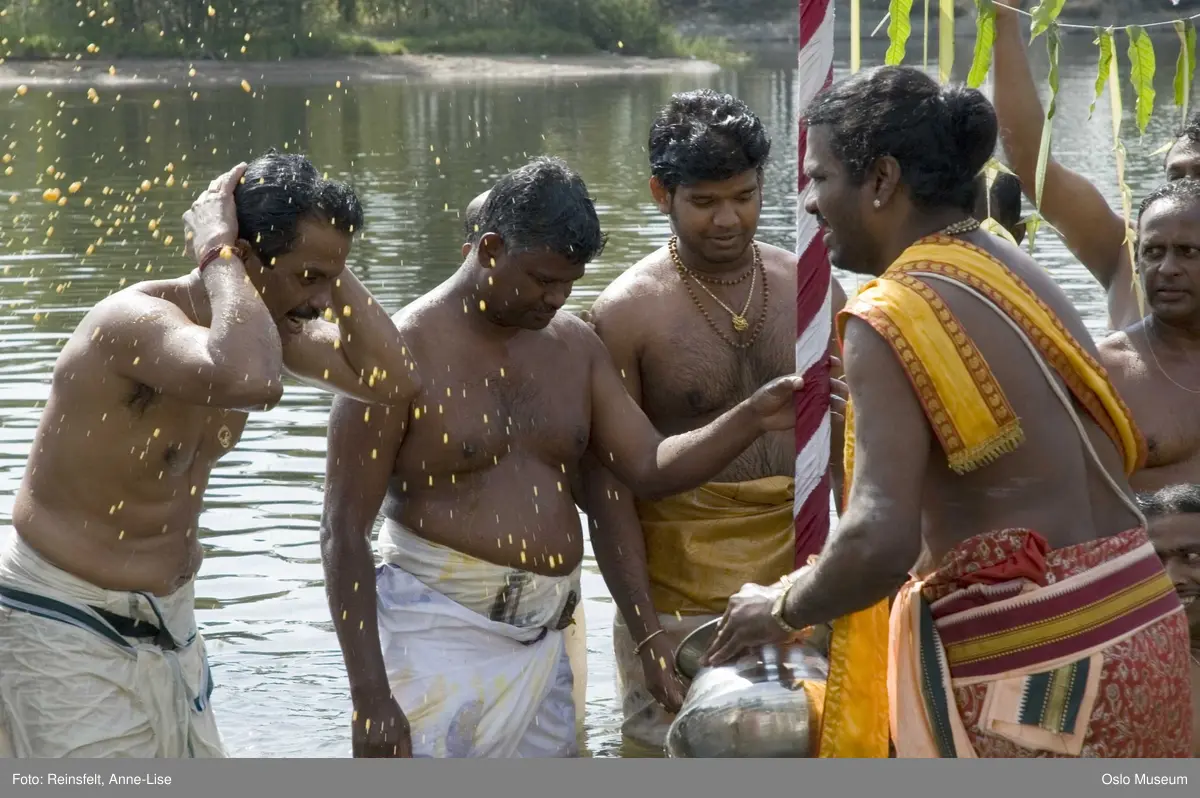 Hinduisme, Sivasubramanyar Alyam, tempel, Tiruvela, badefest, mann, kvinne, barn, vann, skog, marka, parasoller, mat, guder, røkelse, alter, lys