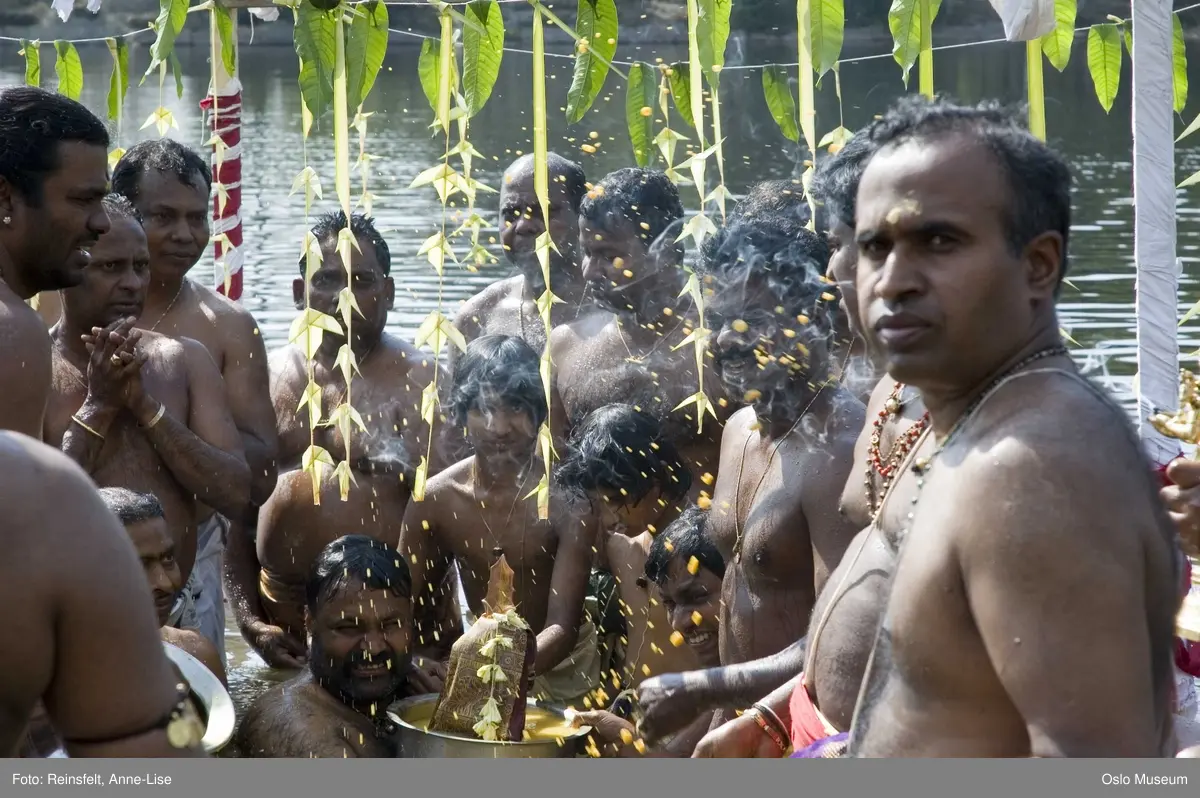 Hinduisme, Sivasubramanyar Alyam, tempel, Tiruvela, badefest, mann, kvinne, barn, vann, skog, marka, parasoller, mat, guder, røkelse, alter, lys