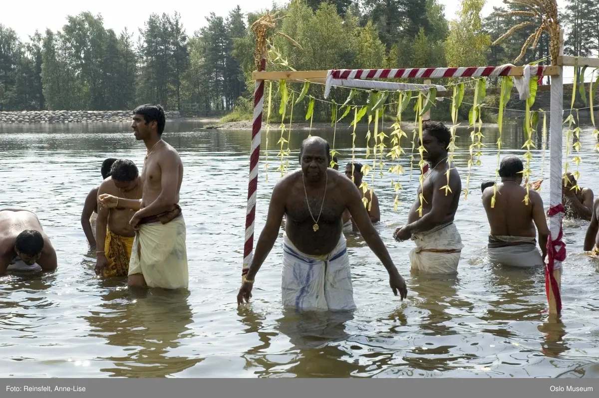 Hinduisme, Sivasubramanyar Alyam, tempel, Tiruvela, badefest, mann, kvinne, barn, vann, skog, marka, parasoller, mat, guder, røkelse, alter, lys