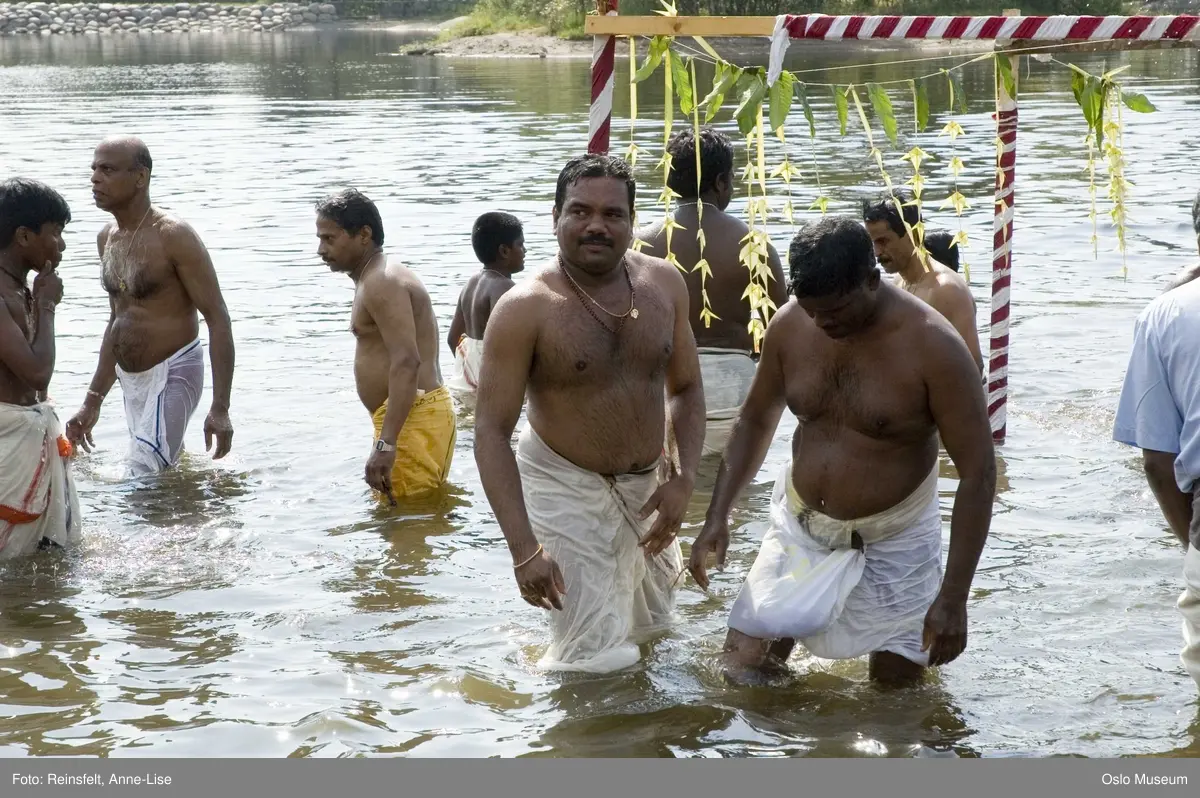 Hinduisme, Sivasubramanyar Alyam, tempel, Tiruvela, badefest, mann, kvinne, barn, vann, skog, marka, parasoller, mat, guder, røkelse, alter, lys