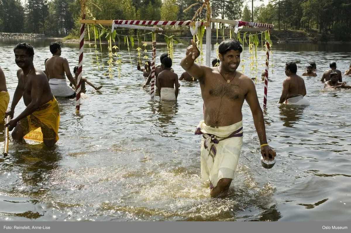 Hinduisme, Sivasubramanyar Alyam, tempel, Tiruvela, badefest, mann, kvinne, barn, vann, skog, marka, parasoller, mat, guder, røkelse, alter, lys