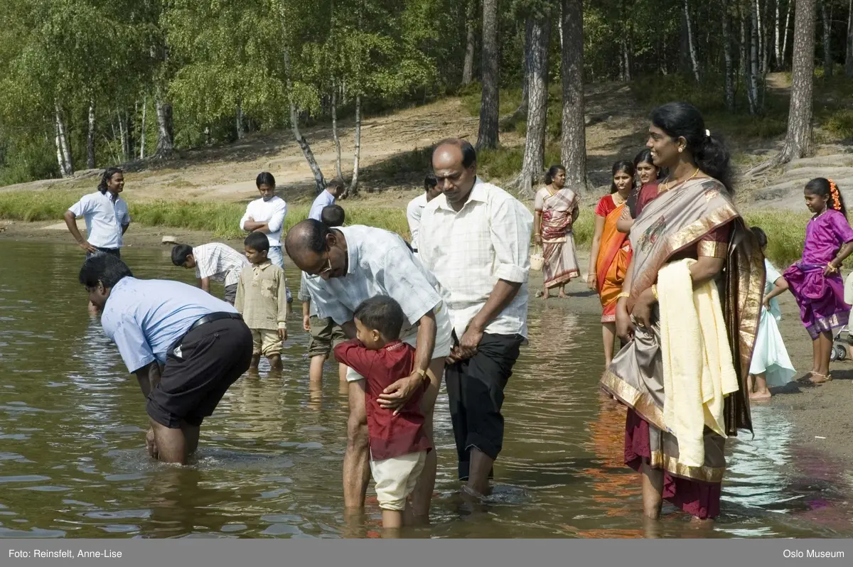 Hinduisme, Sivasubramanyar Alyam, tempel, Tiruvela, badefest, mann, kvinne, barn, vann, skog, marka, parasoller, mat, guder, røkelse, alter, lys