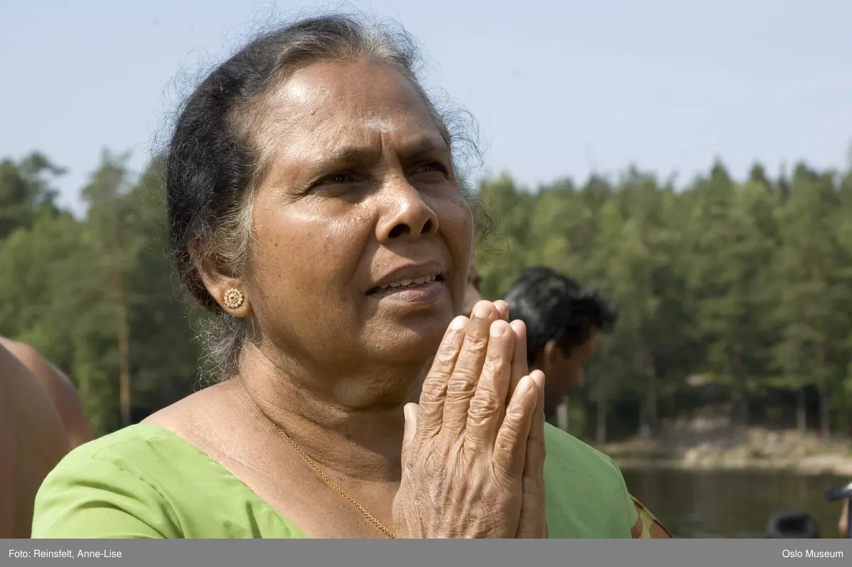 Hinduisme, Sivasubramanyar Alyam, tempel, Tiruvela, badefest, mann, kvinne, barn, vann, skog, marka, parasoller, mat, guder, røkelse, alter, lys