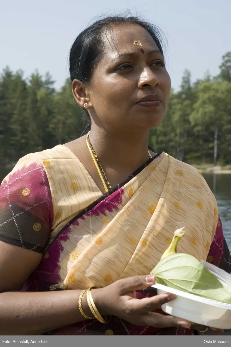 Hinduisme, Sivasubramanyar Alyam, tempel, Tiruvela, badefest, mann, kvinne, barn, vann, skog, marka, parasoller, mat, guder, røkelse, alter, lys